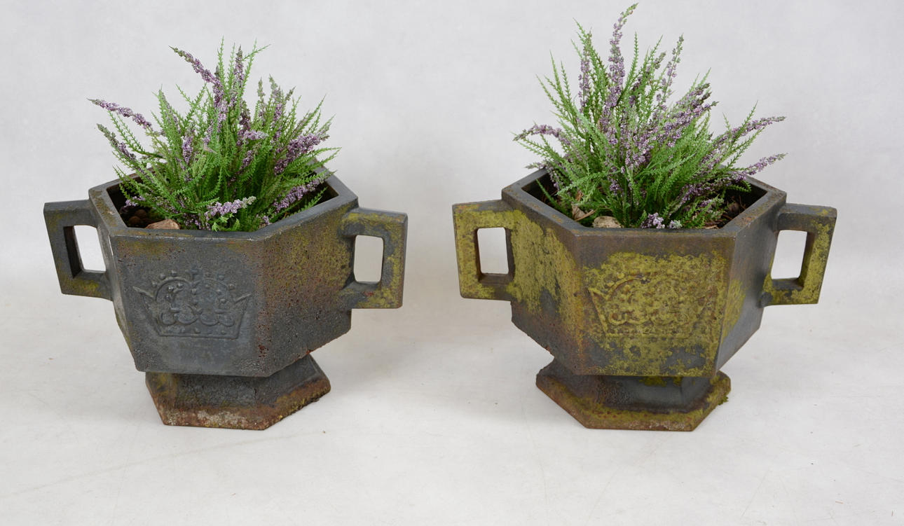 TRÄDGÅRDSKRUKOR, ett par.Gjutjärn 18/1900-tal.