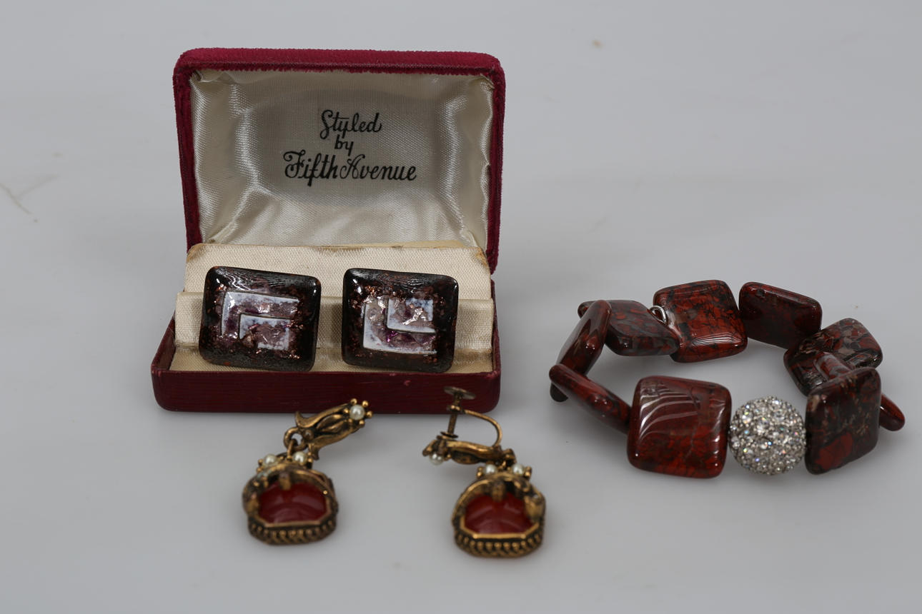 SMYCKEN, emalj, sten och metall, 3 delar, 1900-tal.