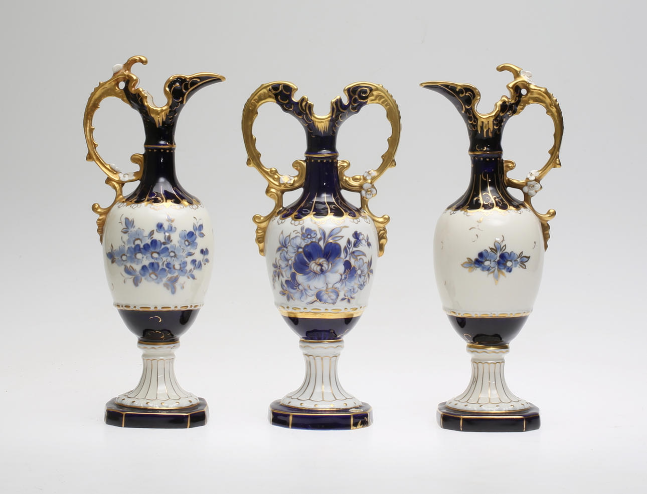 URNA samt KANNOR, 3 st, porslin, Royal Dux, 1900-tal.