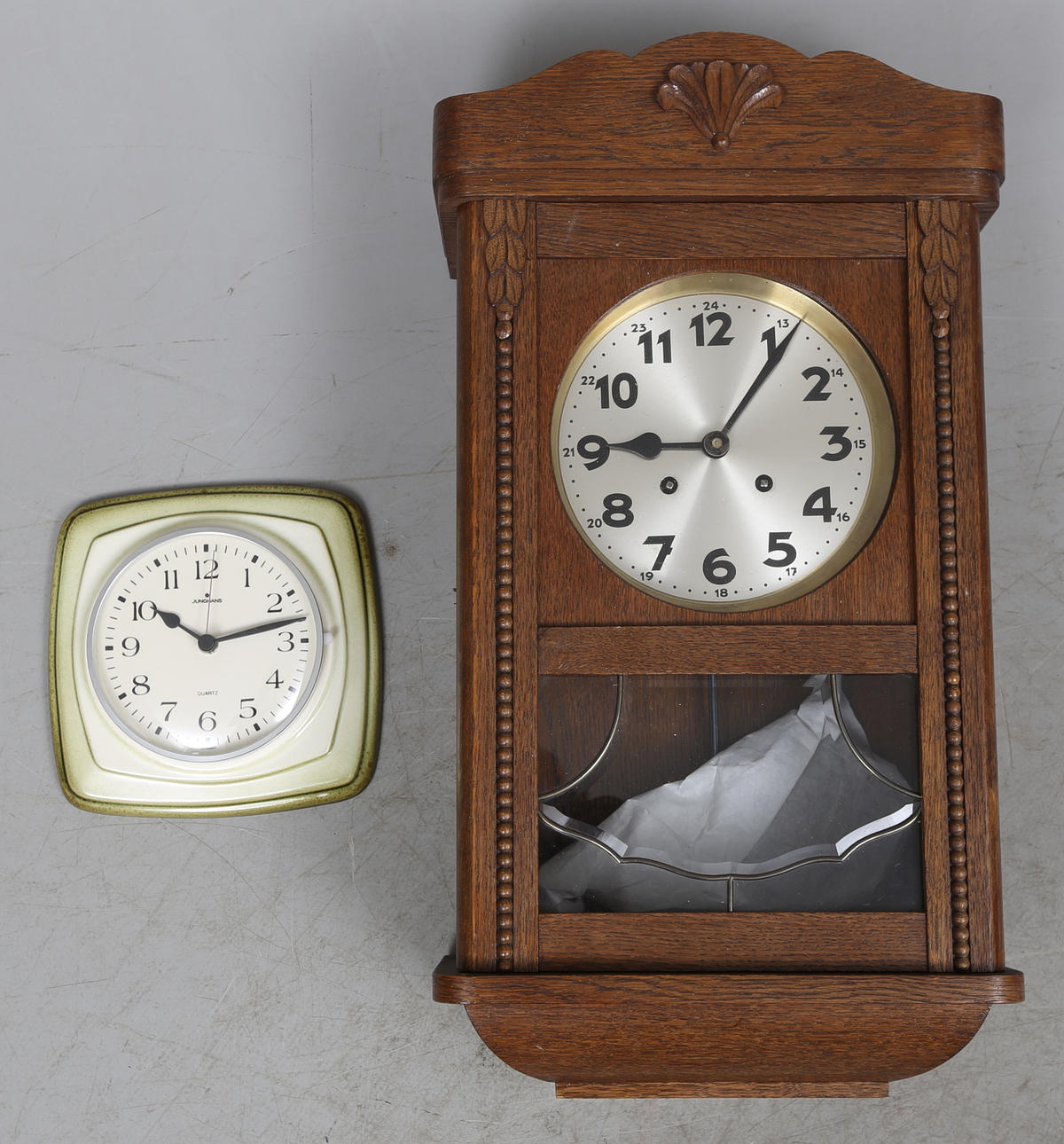 VÄGGUR, 2 st, bland annat Junghans, omkring 1900-talets mitt.