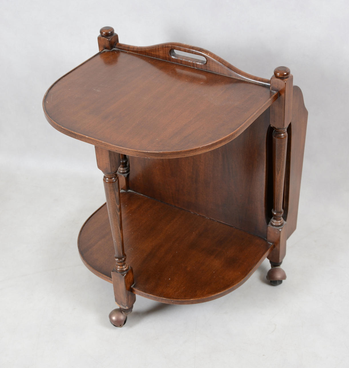 SERVERINGSVAGN MED TIDNINGSSTÄLL, engelsk stil, 1900-tal.