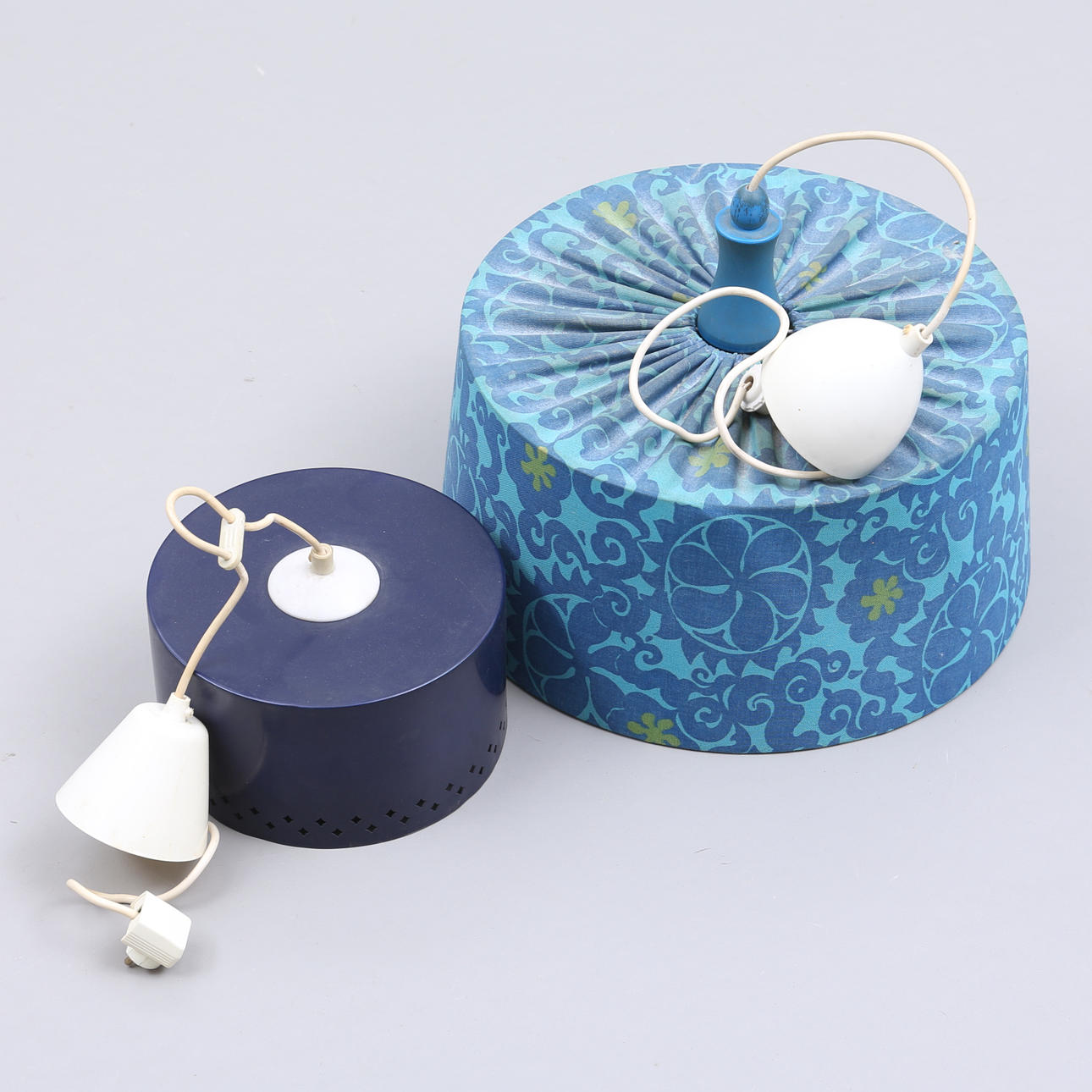 TAKLAMPOR, 2 st, metall/textil, 1900-talets andra hälft.