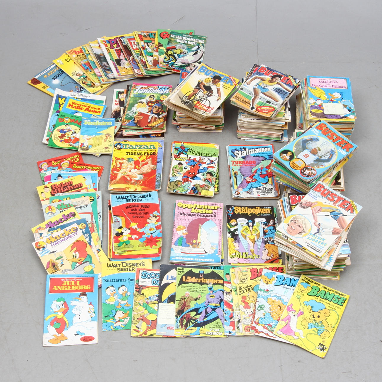 SERIETIDNINGAR BUSTER, STÅLMANNEN, FANTOMEN, MUSSE PIGG, KALLE ANKA med flera. Cirka 350 stycken.