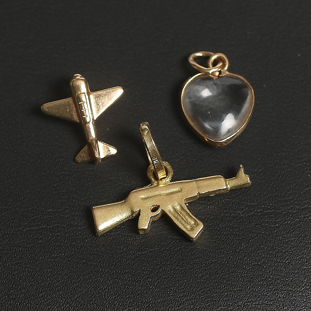 BERLOCKER, 3 st, 18k guld, flygplan, kpist samt hjärta. Nettovikt ca 3,5 gram.