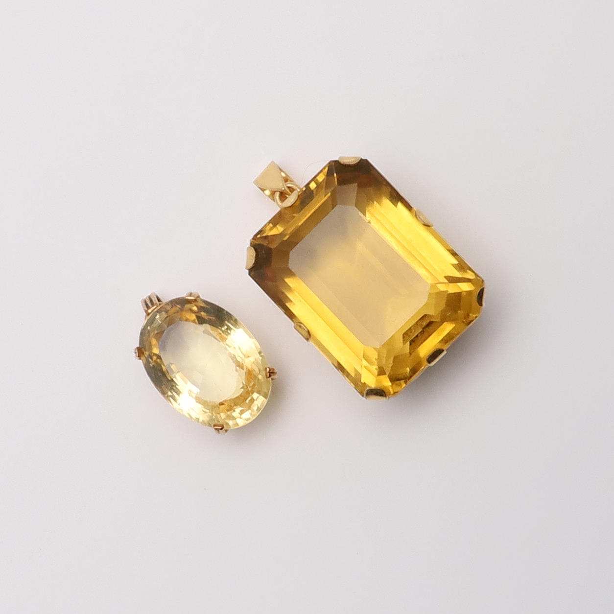 A LARGE CITRINE SINGLE STONE PENDANT.