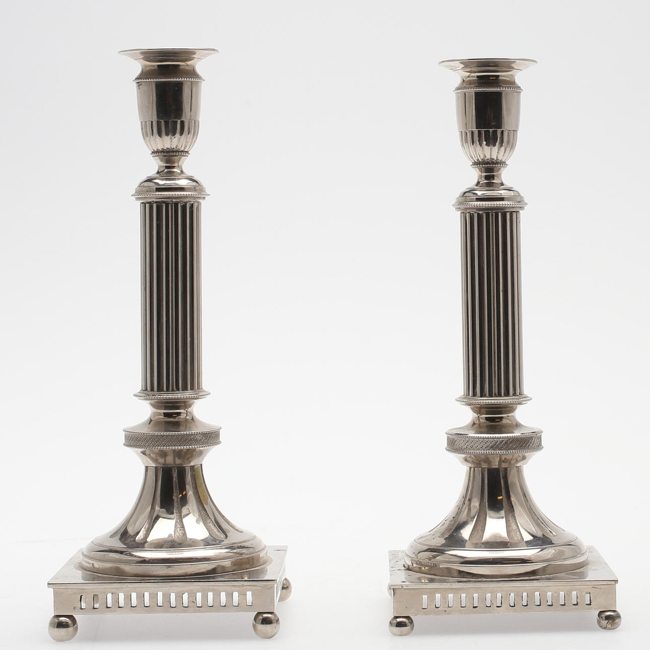 LJUSSTAKAR, ett par, silverpläterad metall, gustaviansk stil, Carl Keijser & Co.
