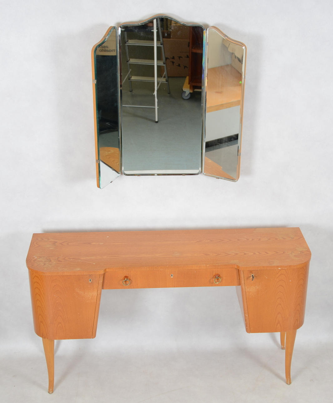 SIDEBOARD MED SPEGEL.