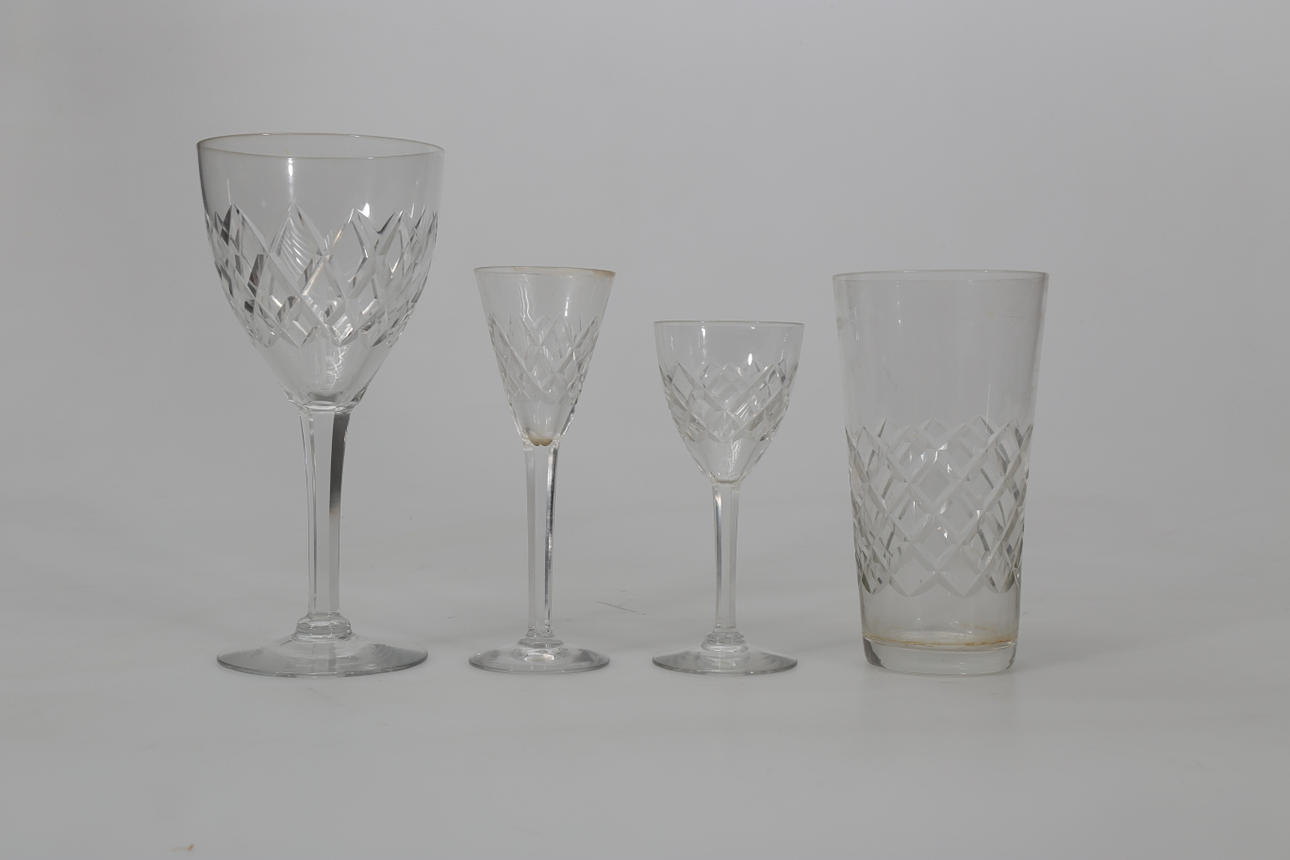 GLASSERVIS, 33 delar, rutslipad, 1930-40 talet.