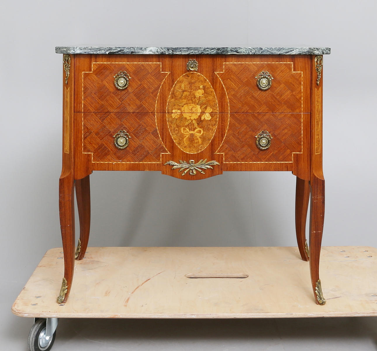 BYRÅ, gustaviansk stil, 1950/60-tal.