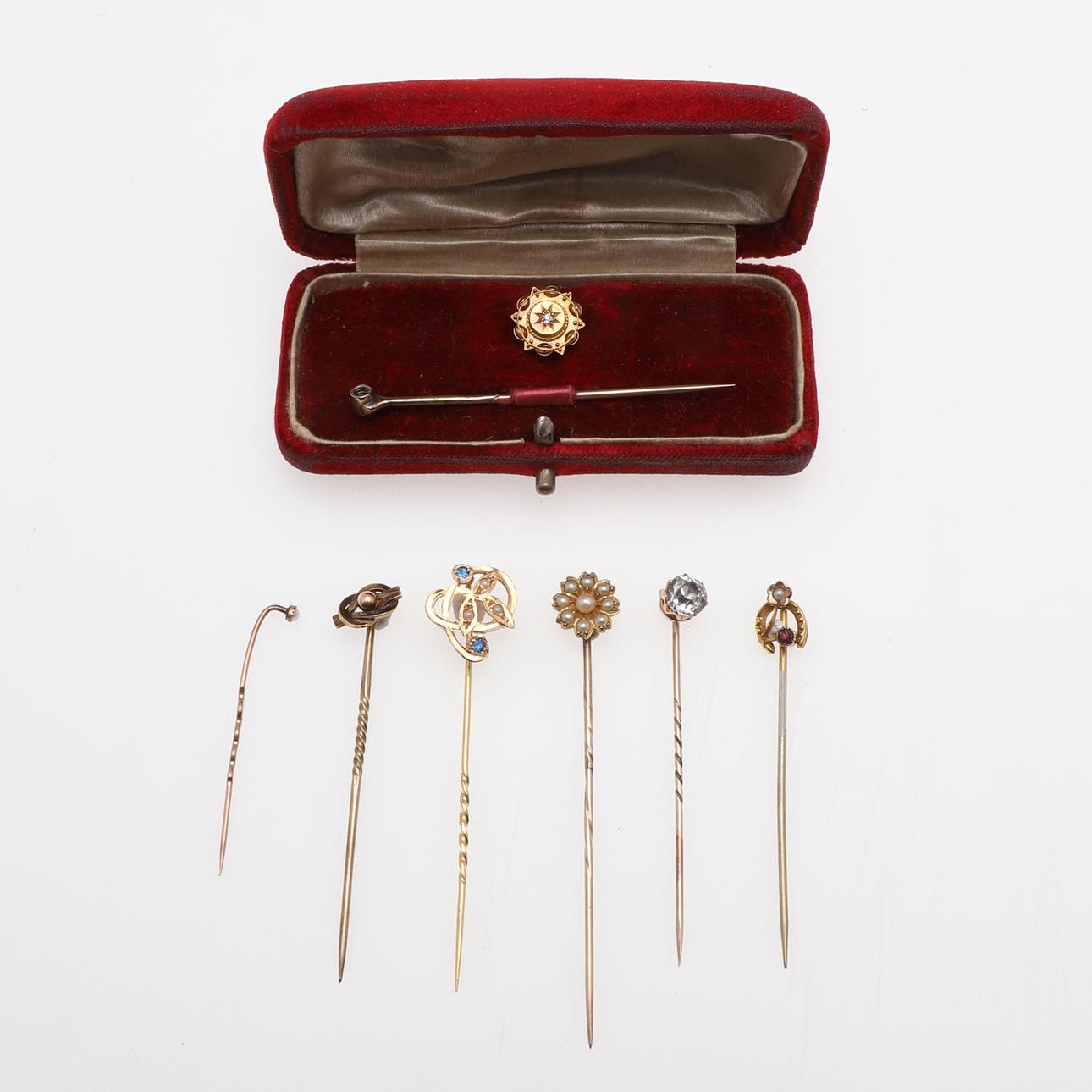 A DIAMOND AND GOLD STUD/STICK PIN.