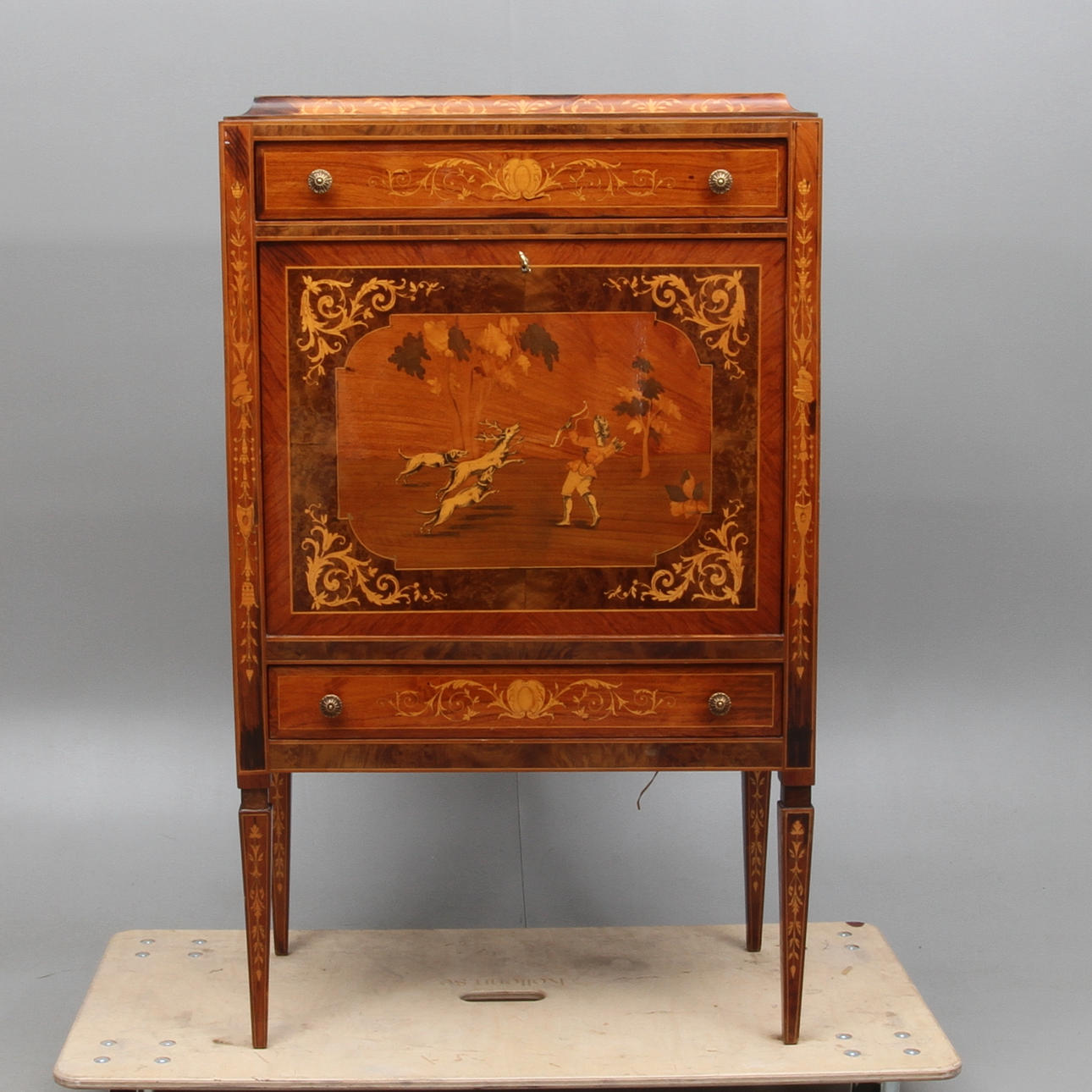 BARSKÅP, Louis XVI-stil, 1900-talets andra hälft.