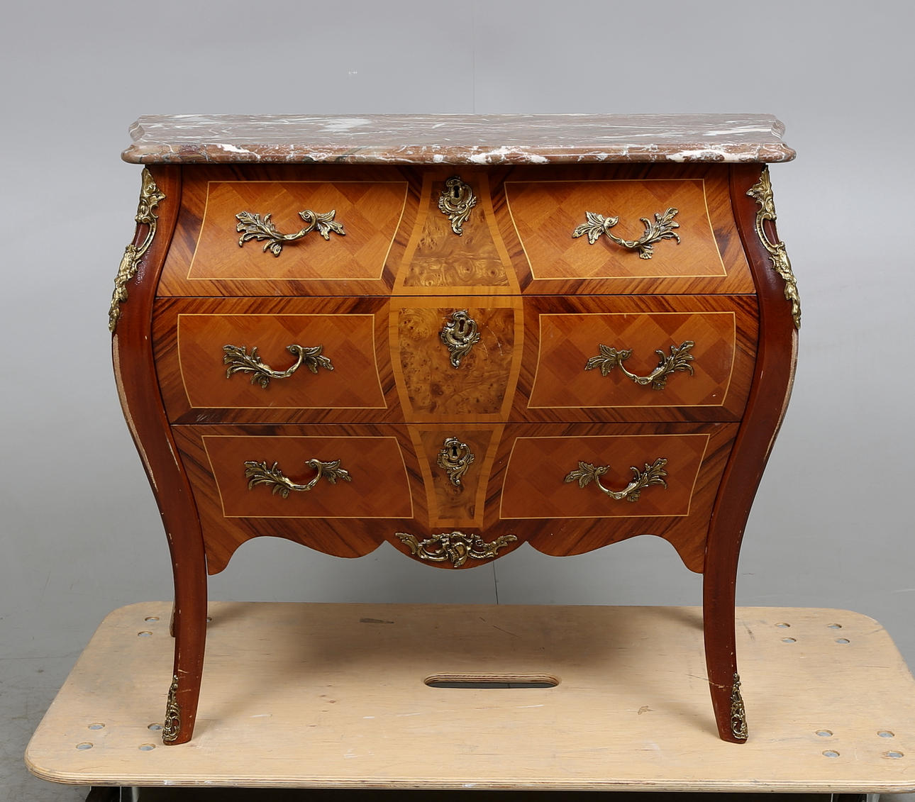 BYRÅ, rokokostil, 1900-tal.