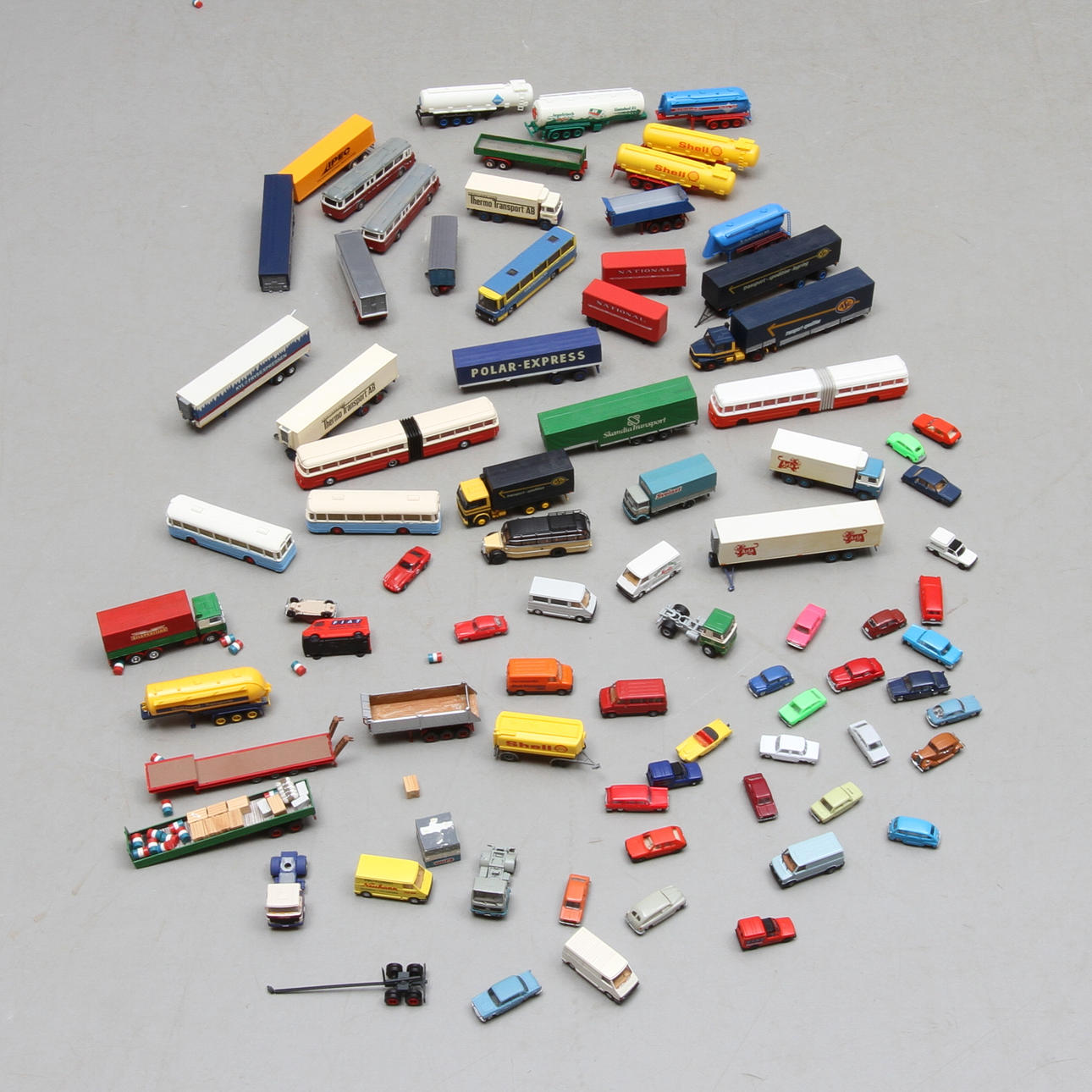 MODELLBILAR cirka 70 stycken. Olika fabrikat.