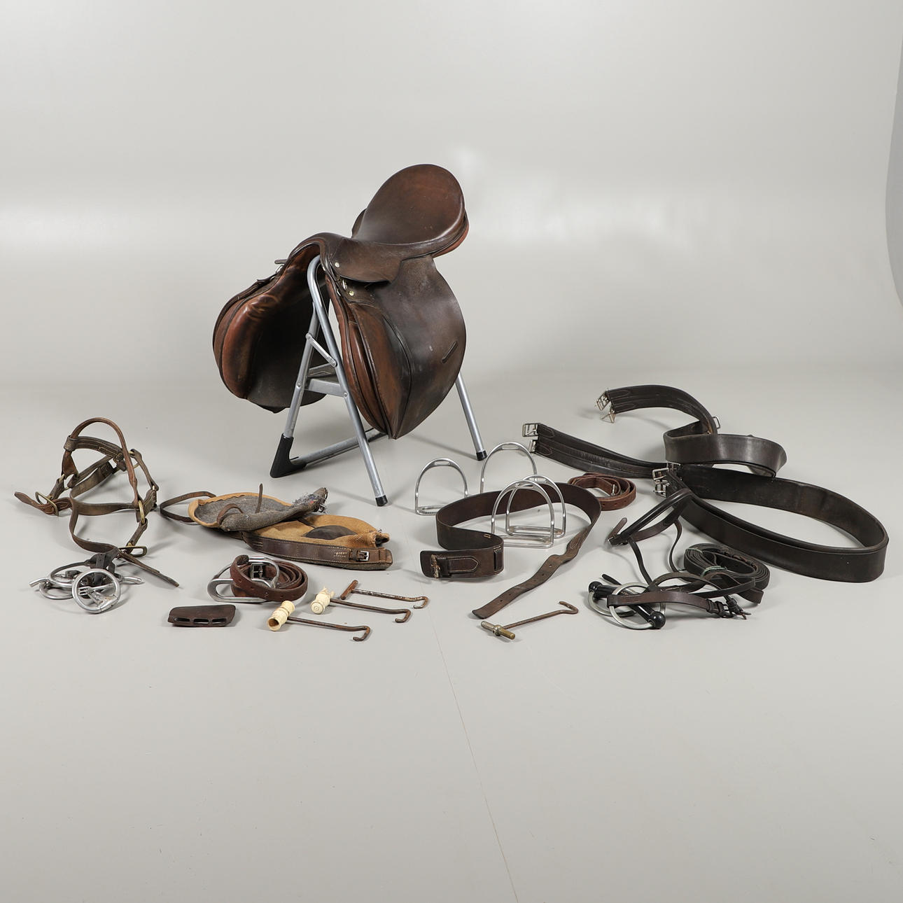 EN LÄDERSADEL MED TYGLAR ETC.