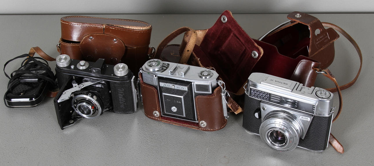 KAMEROR, 3 st, bl.a. Zeiss Icon Contessa samt Universal Expore Meter, Weston Masetr II.
