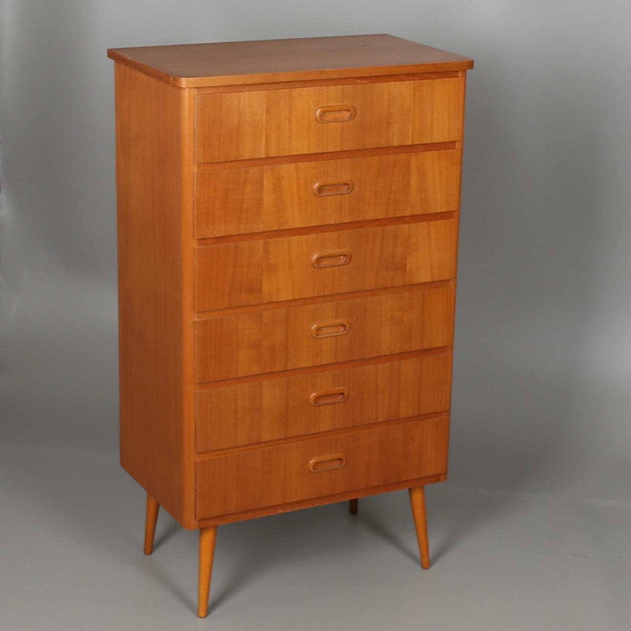 BYRÅ i teakfanér, 1950/60-tal.