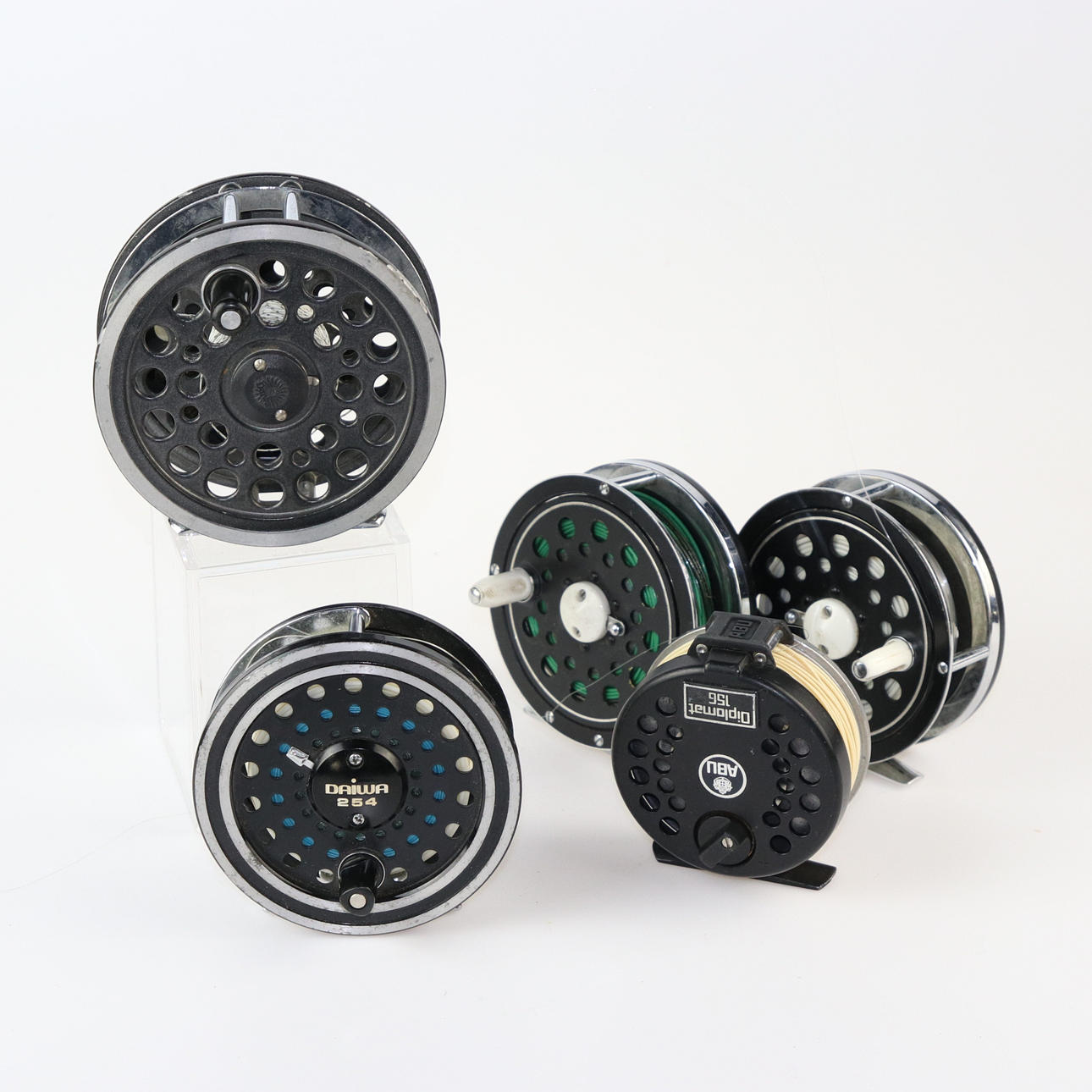 daiwa 254 fly reel FLY FISHING ROLLS, 5 pcs. i.a. Daiwa, ABU Diplomat 156, mid 20th century.  Collectables - Fishing equipment