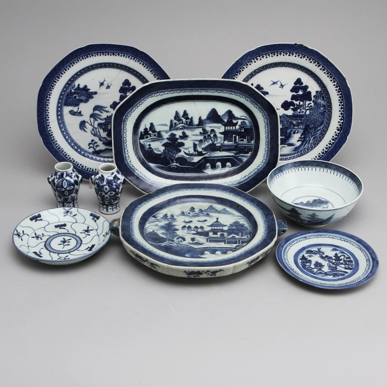 FAT, 6 st, SKÅL samt MINIATYRVASER 2 st, porslin, Kina, 1800-tal.