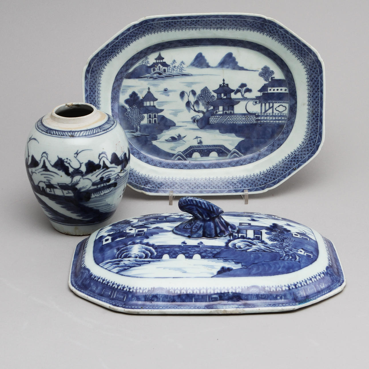 STEKFAT, BOJAN samt TERRINLOCK, porslin, Kina, 1700-tal.