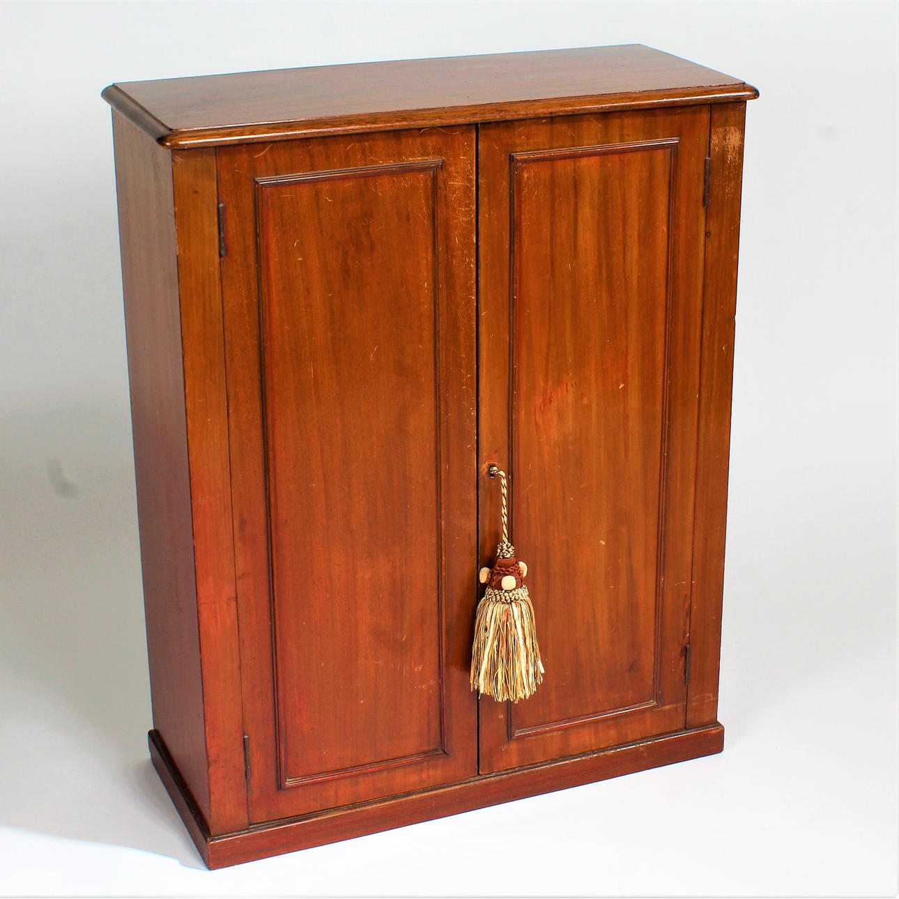 SCHUHSCHRANK AUS MAHAGONI.