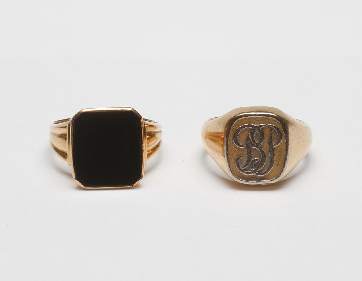 KLACKRINGAR, 2 st, 18k guld, vikt ca 18.5 gram.