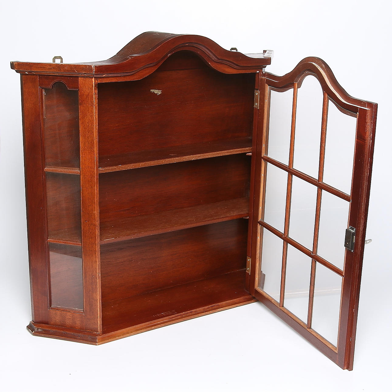 VÄGGSKÅP, engelsk stil. 1900-talets andra hälft.