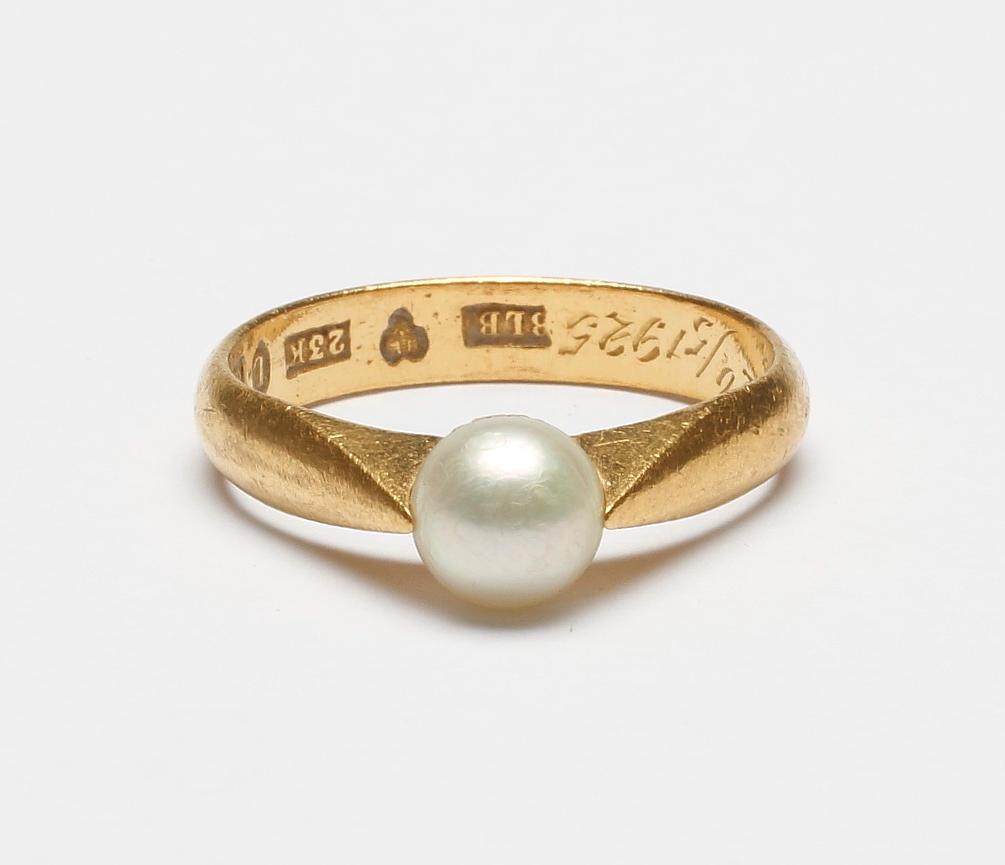 RING med PÄRLA, 23k guld, vikt ca 5,5 gram.