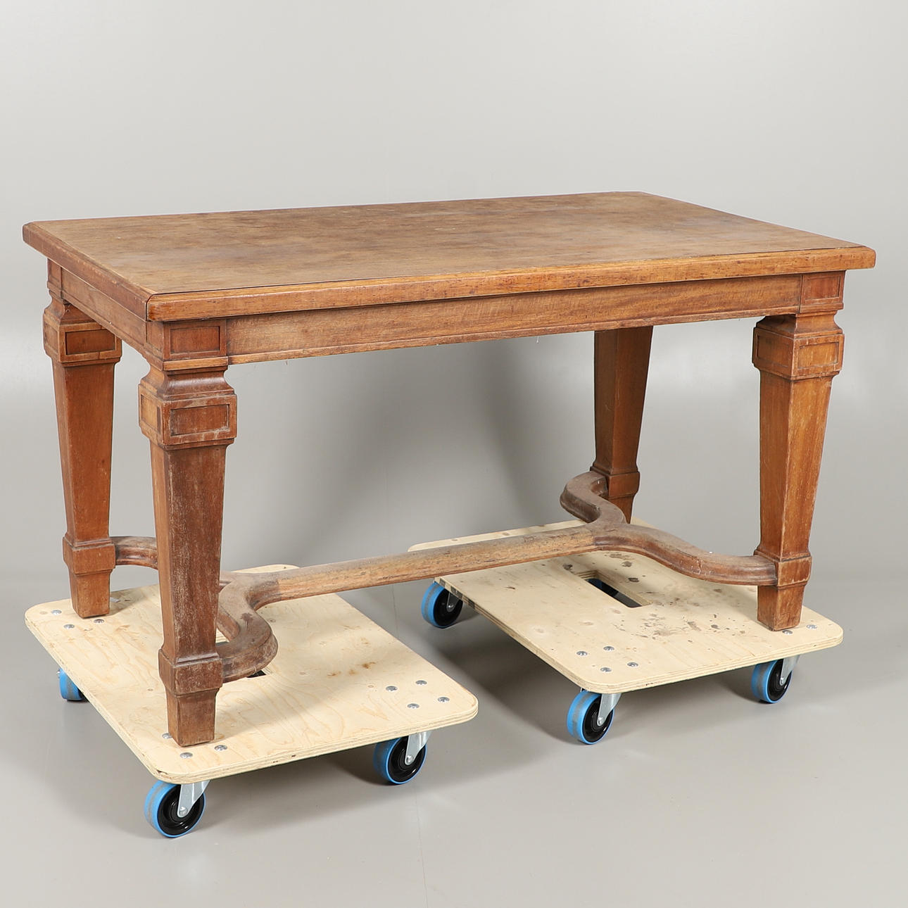 UNA MESA DE SERVICIO DE ROBLE CONTINENTAL.