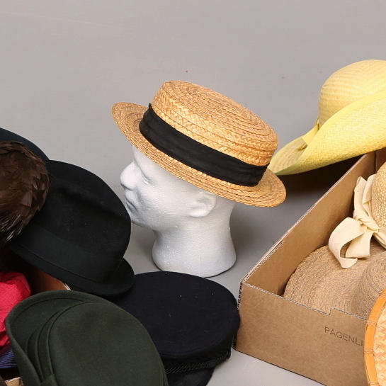 HATTAR, 20 st, strå, filt, tyg, fjäder.