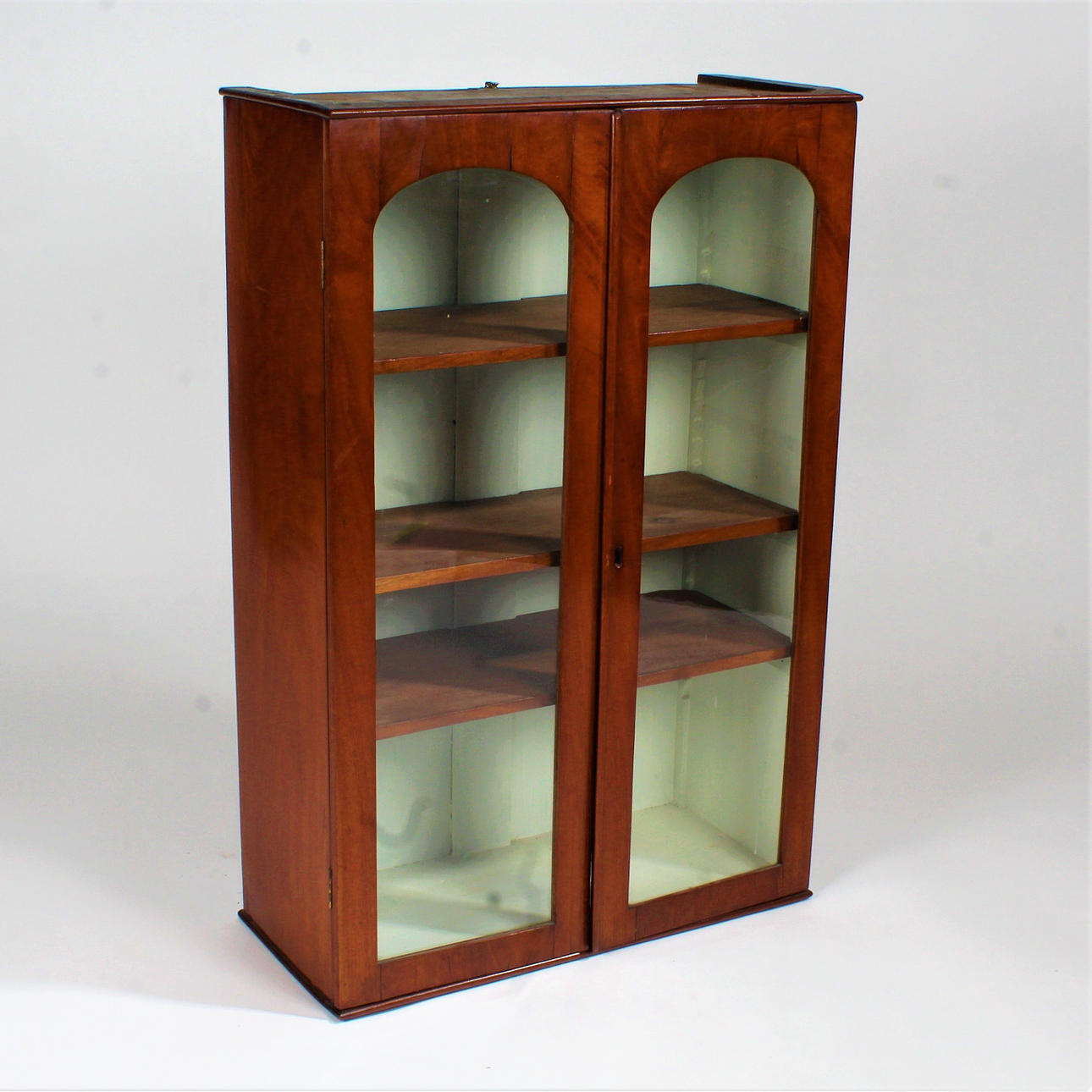 EIN VIKTORIANISCHER HÄNGESCHRANK.