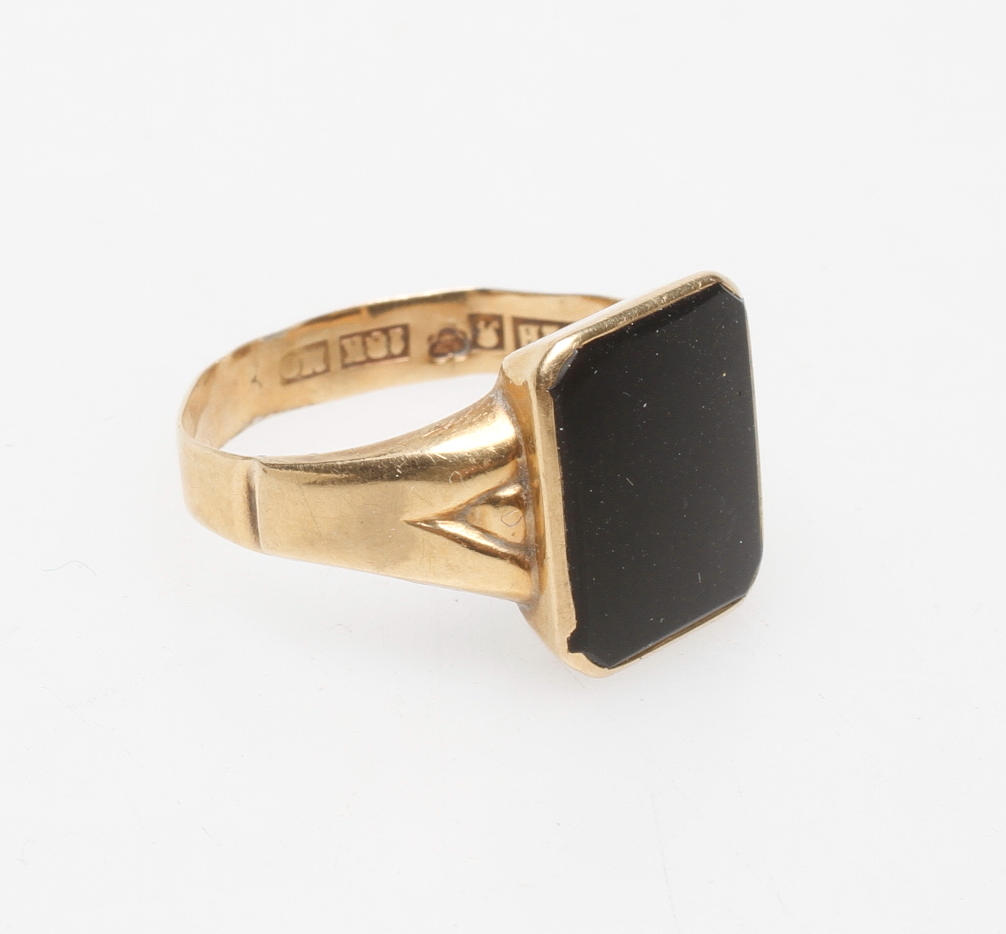 KLACKRING, 18k med sten, vikt ca 2,6 gram.