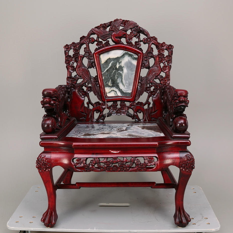 KARMSTOL rik träskuren dekor, Asien, marmorsits och -rygg.