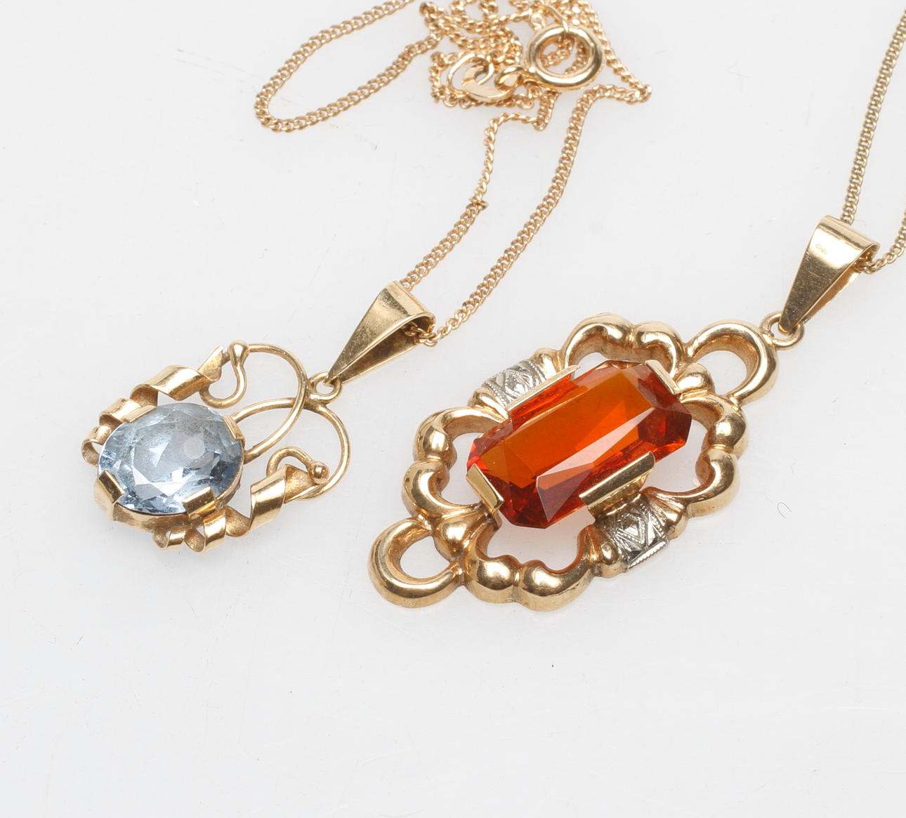 HALSBAND, 2 st, 18k guld, vikt ca 10 gram.