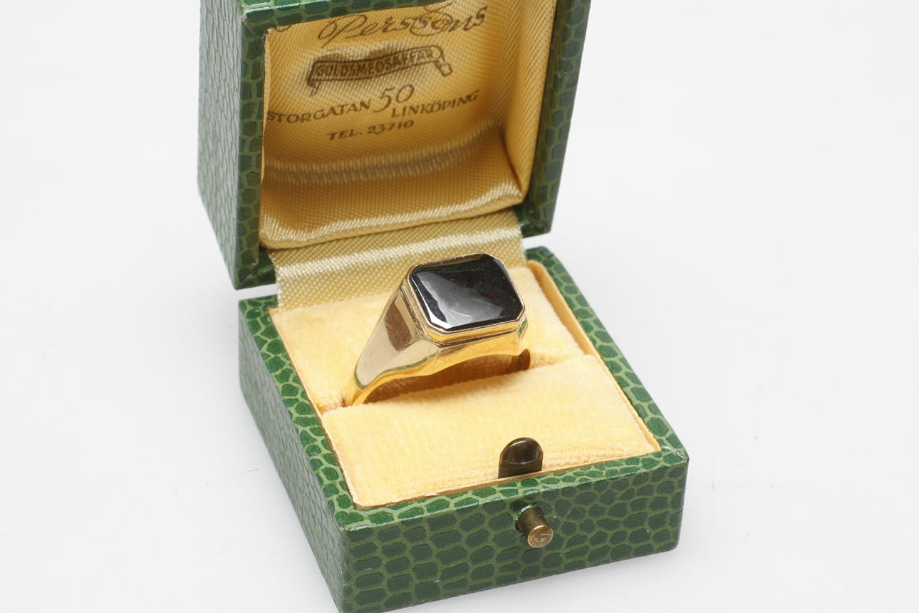 KLACKRING, 18k guld med svart sten, vikt ca 6,2 gram.