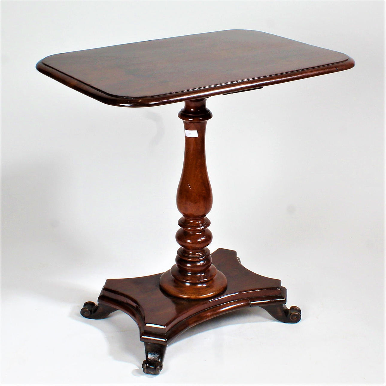 EIN VIKTORIANISCHER MAHAGONI-BEISTELLTISCH.