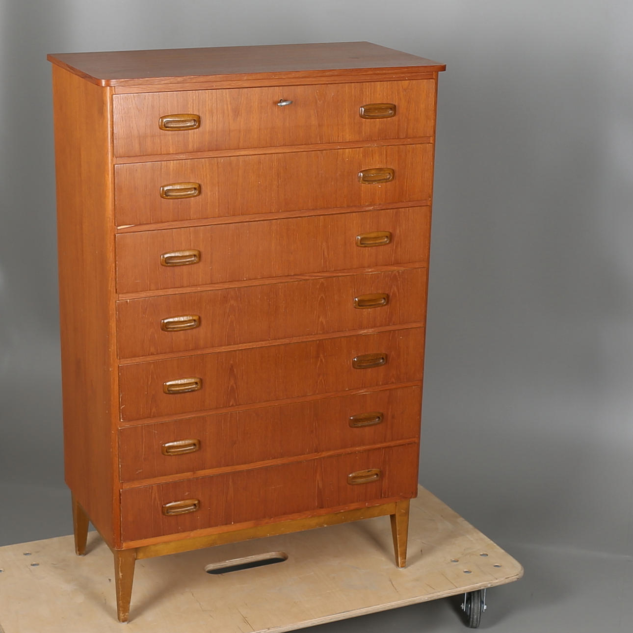 BYRÅ i teakfanér, 1950/60-tal.