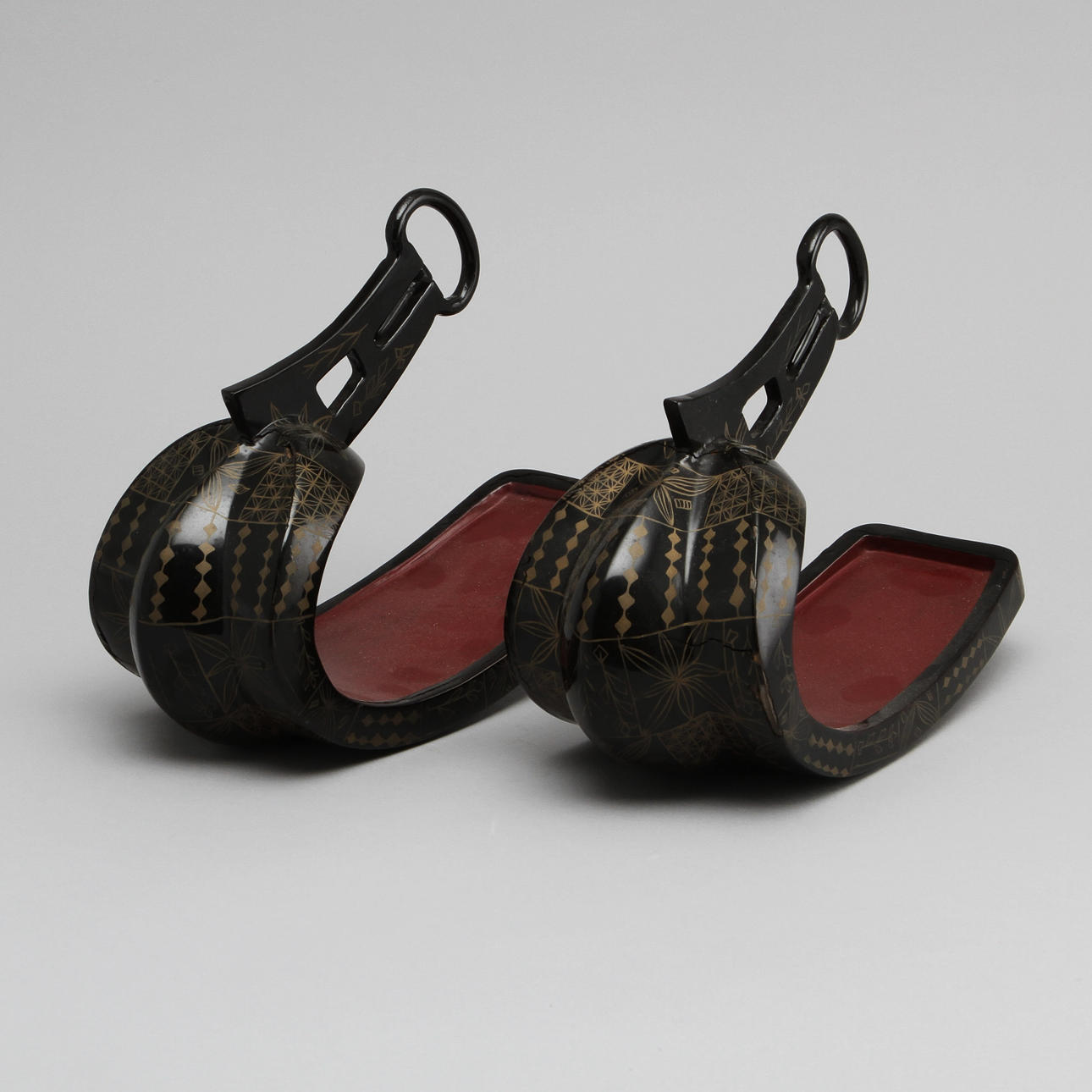 STIGBYGLAR, ett par, lack och metall, Japan, 1800/1900-tal.