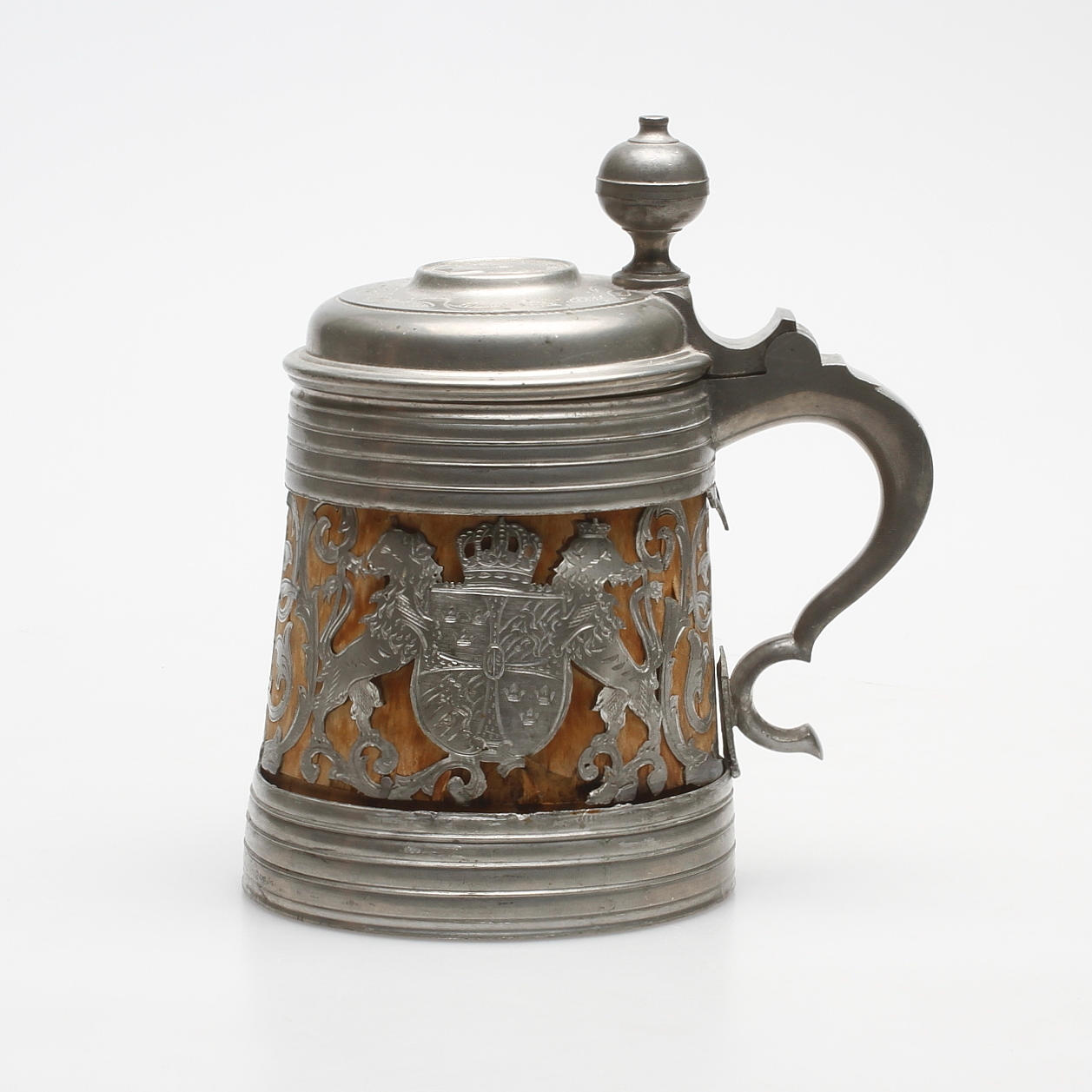 DRYCKESKANNA, tenn och trä, baroskstil, Tenn och metallförädl. AB, Stockholm, 1900-tal.