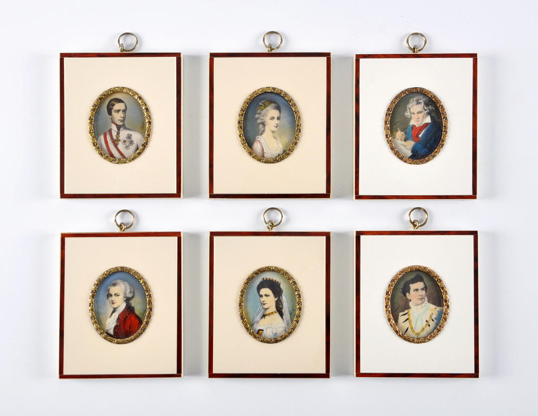 En samling av 6 miniatyrmålningar, så kallade elfenbenminiatyrer.