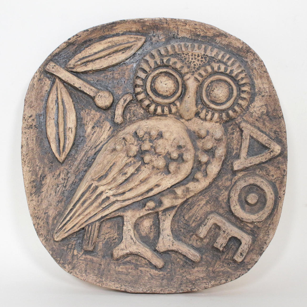 HEDWIG WAGNER. 'Eule der Minerva', Wandrelief, Keramik, signiert.