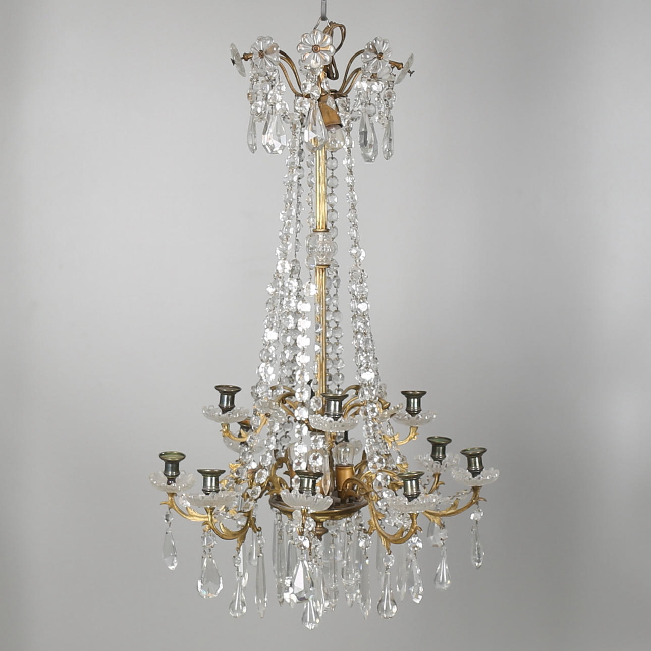 KRISTALLKRONA med mässingsstomme och 12 ljusarmar, 1900-talets första del.