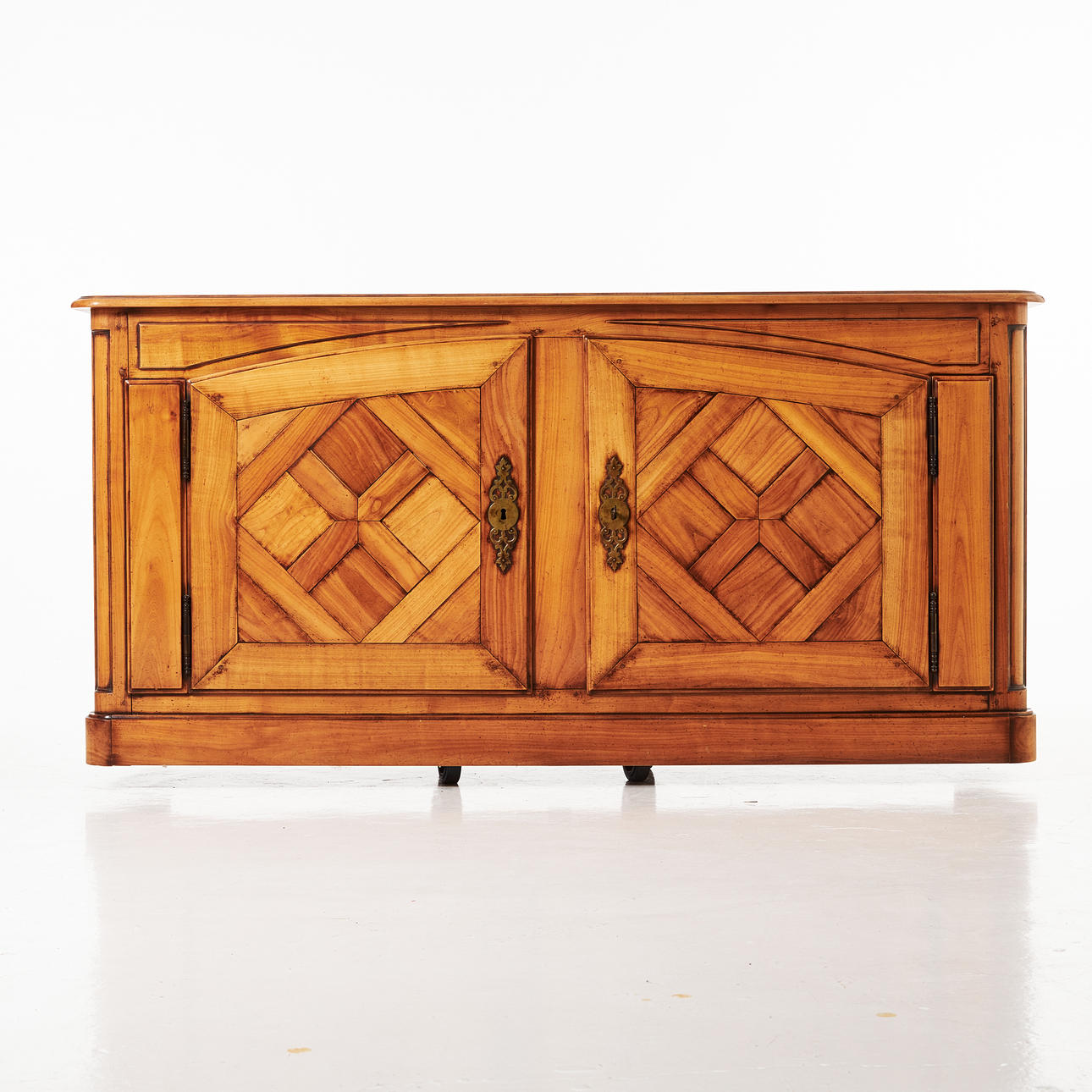 SIDOSKÅP, 1900-tal, skyltbricka i mässing.