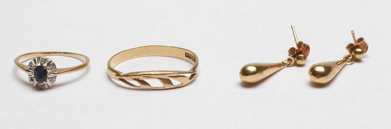 RINGAR, 2 ST samt 1 PAR ÖRHÄNGEN, 18k guld, vikt ca 4,5 gr.