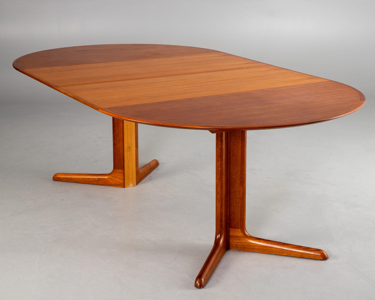 C.J. ROSENGAARDEN. Round teak dining table, extendable. Danish mid