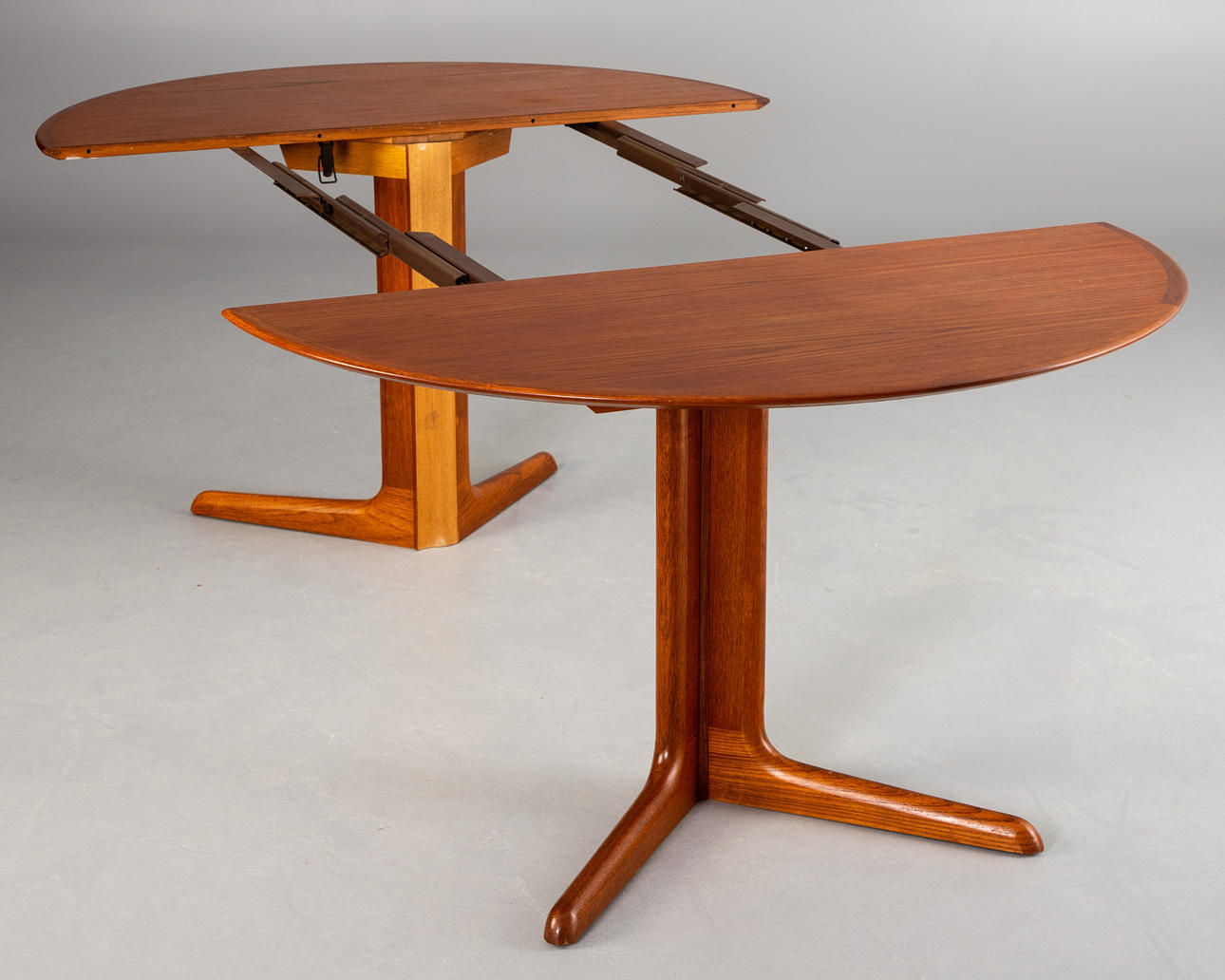 C.J. ROSENGAARDEN. Round teak dining table, extendable. Danish mid