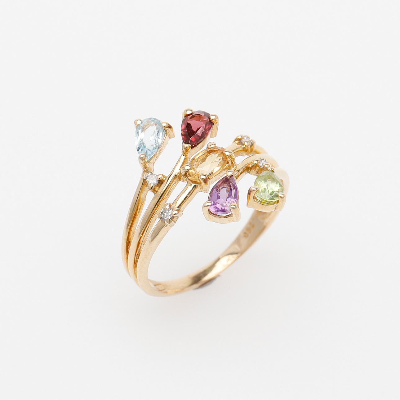 RING MIT FARBIGEN STEINEN.