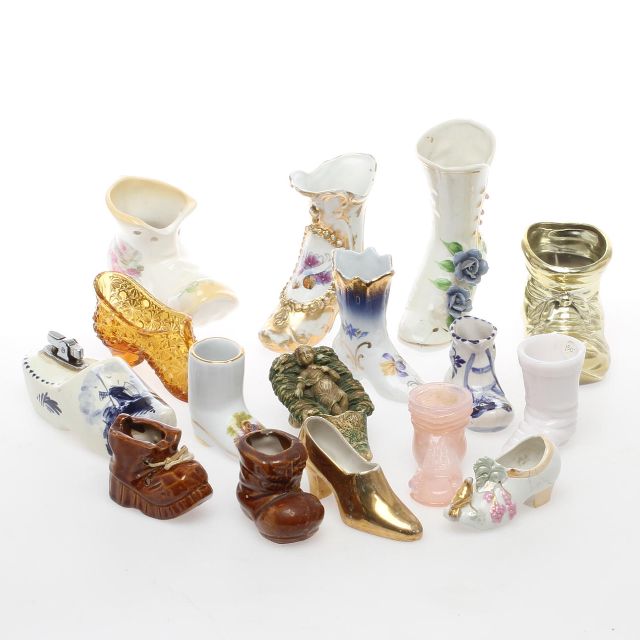 MINIATYRSKOR, 16 st, mestadels glas och porslin, bl a Delft, 1900-tal.