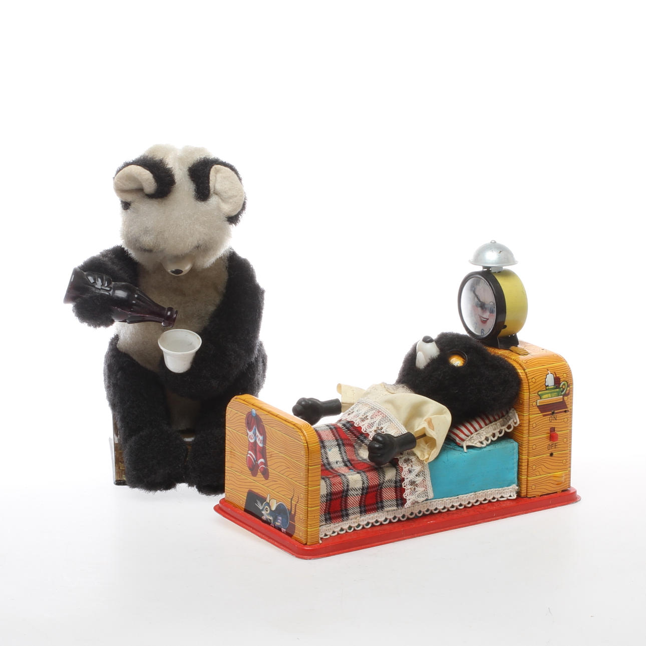 MEKANISKA LEKSAKER, 2 st, Björn med Colaflaska samt Björn i säng, omkirng 1900-talets mitt.