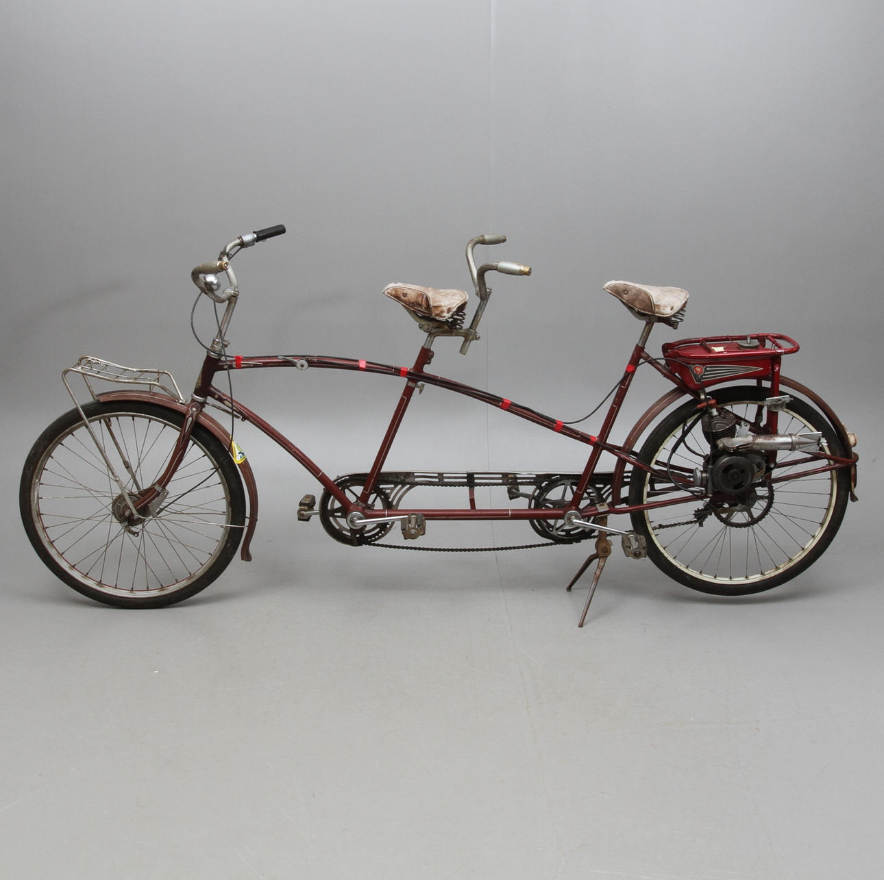 TANDEMCYKEL, Monark. med påhängsmotor, omkring 1900-talets mitt.