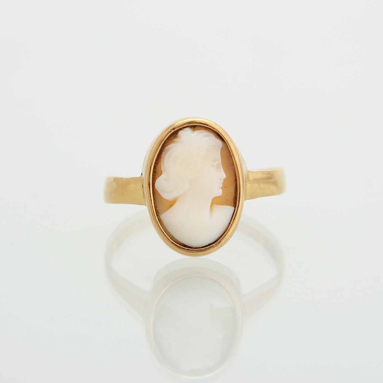 RING MED KAMÉ, guld 18K, totalvægt 2,76 gram.